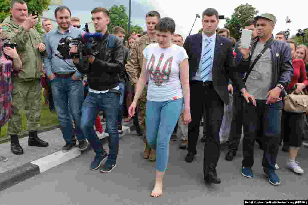 Народний депутат України Надія Савченко, ув&#39;язнена в Росії, повернулася в країну після обміну на двох російських громадян, 25 травня 2016 року