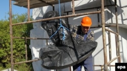 Демонтаж памятника генералу Ивану Черняховскому в Польше (архивное фото)