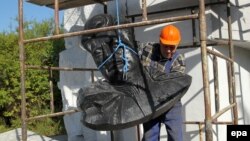 Советтик генерал Иван Черняховскийдин эстелиги алынып жатат. Польша, 17-сентябрь, 2015-жыл.