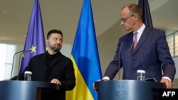 Cancelarul german Friedrich Merz (d.) la o conferință de presă cu președintele ucrainean Volodimir Zelenski, la Berlin, în mai 2025.