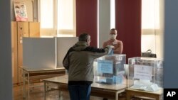 Muškarac glasa za predsedničke izbore na biračkom mestu u Beogradu, Srbija, nedelja, 3. april 2022.