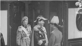 Principele Moștenitor Mihai și Regele Carol al II-lea întîmpinați în 1938 la Gara Victoria la Londra de Regele George VI (Sursă: Arhivele British Pathé)