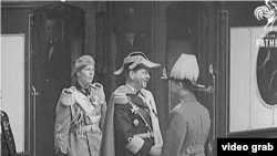 Principele Moștenitor Mihai și Regele Carol al II-lea întîmpinați în 1938 la Gara Victoria la Londra de Regele George VI (Sursă: Arhivele British Pathé)