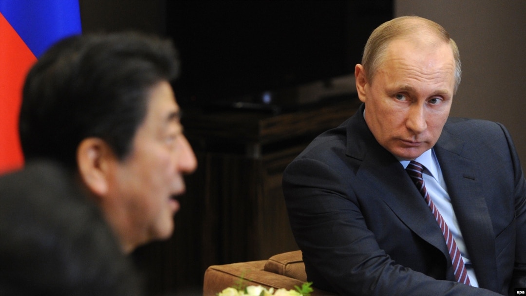 Russian President Vladimir Putin (right) and Japanese Prime Minister Shinzo Abe talk during their meeting in Sochi on May 6. 