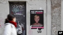 Палермо, Італія. Жінка іде повз постер, який закликає боротися із насиллям над жінками