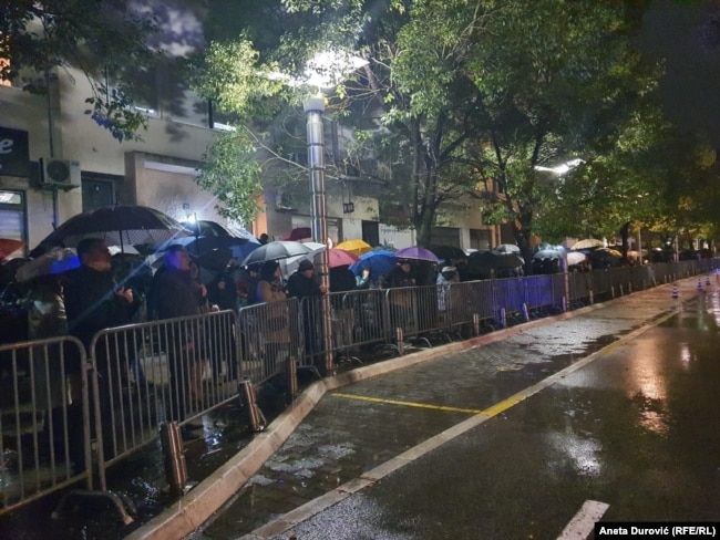 Protestuesit e mbledhur pranë ndërtesës së Qeverisë në Mal të Zi më 3 janar, ku kërkuan përgjegjësi pas vrasjes së 12 njerëzve më 1 janar në Cetinje.