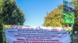 Ezt a bojkottra felhívó molinót függesztette ki Őrsi Gergely, a II. kerület polgármestere a Marczibányi téri sportcentrum kerítésére 2025. október 8-án