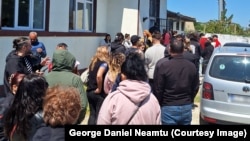 Turiștii au stat la coadă ca să voteze la Vama Veche.