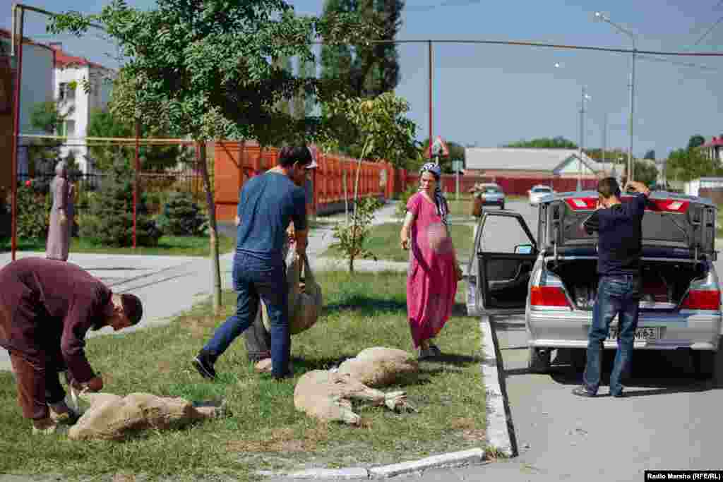 Residents of Grozny prepare for the festival.