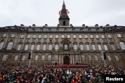 Люди перед парламентом Данії, 14 січня 2024 року