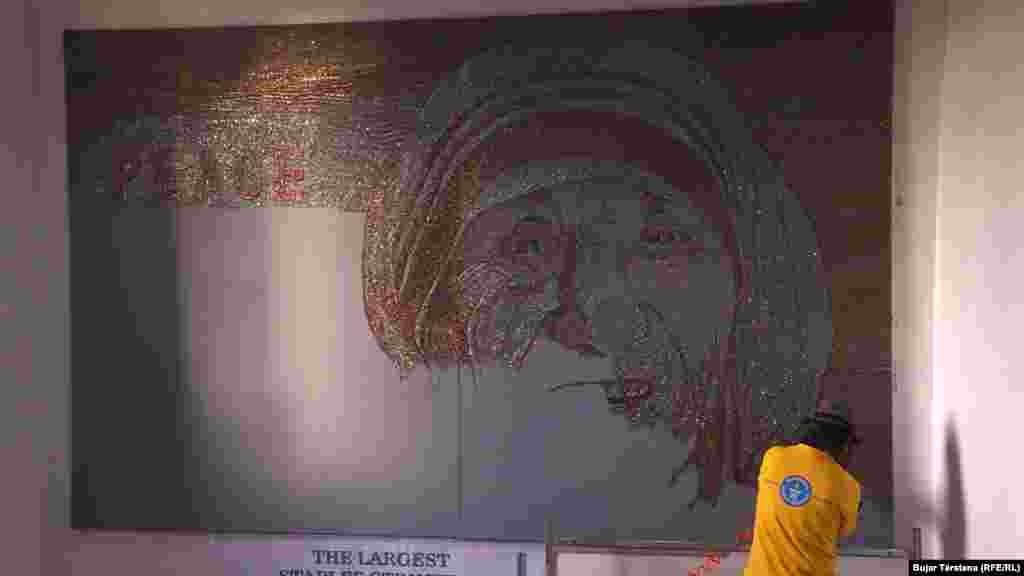 Në nëntor të vitit 2016, Saimir Strati, përmes një mozaiku të Nënës Terezë, të cilin po e punon me kapëse teli në një dimension prej 10 metra katrorë, synon të hyjë për herë të dhjetë në Librin e Rekordeve Guinness.