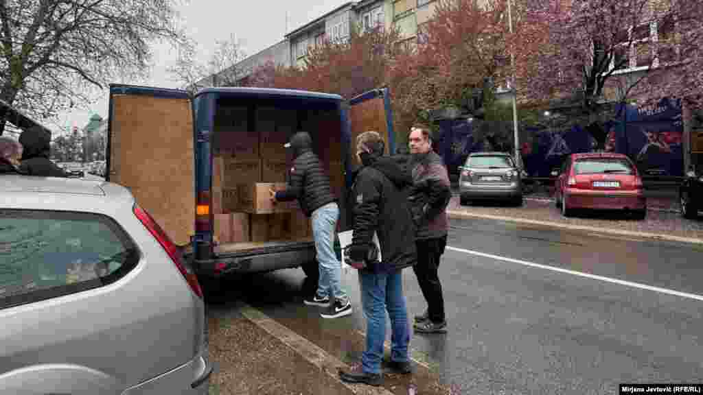 Radio Slobodna Evropa zabeležio je da su muškarci u ugostiteljski objekat iz kombija unosili kutije nepoznatog sadžaja.