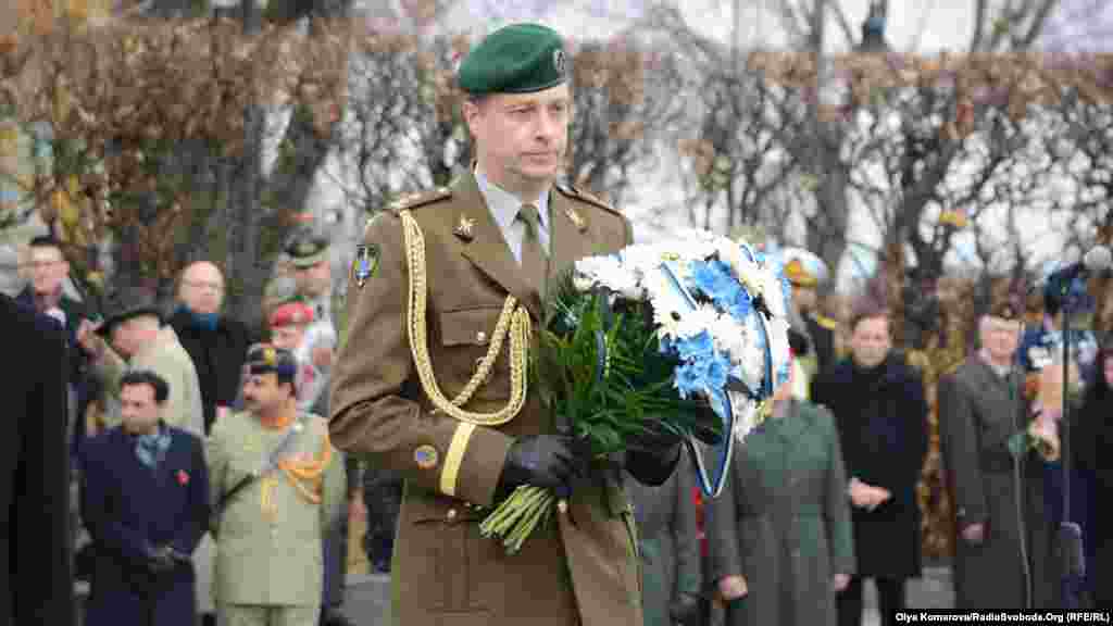 Представники країн Співдружності та НАТО в Києві вшанували пам&#39;ять загиблих у минулих конфліктах. Квіти від Естонії