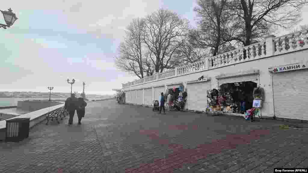 Почти все магазины на Севастопольской набережной закрыты, что свидетельствует об отсутствии наплыва туристов на новогодние праздники