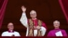 Papa Leo al XIV-lea, noul Suveran Pontif ales, cardinalul Robert Prevost din Statele Unite, apare la balconul Bazilicii Sfântul Petru, Vatican, 8 mai 2025.