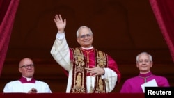 Papa Leo al XIV-lea, noul Suveran Pontif ales, cardinalul Robert Prevost din Statele Unite, apare la balconul Bazilicii Sfântul Petru, Vatican, 8 mai 2025.