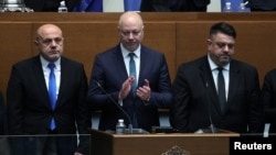 Noul premier bulgar Rosen Jeliazkov (centru) aplaudă votul deputaților care i-au deschis calea spre guvernare. 