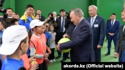Нурсултан Назарбаев на открытии теннисного центра «Эйс» в Актюбинске. Казахстан, октябрь 2018 года