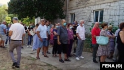 Mostarci čekaju u redu za vakcinaciju protiv COVID-a 19, Bosna i Hercegovina (25. august 2021.)