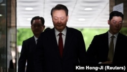 Бывший президент Южной Кореи Юн Сок Ёль прибывает в суд