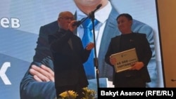 “Азаттыктын” журналисти Эрнист Нурматов сыйлык алуу учурунда.