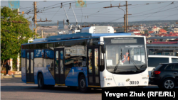 Троллейбус в Севастополе. Крым, 2021 год