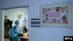A Semmelweis Egyetem koronavírus-tesztet végző orvostanhallgatója a székesfehérvári Tündérkert Bölcsődében 2020. december 2-án