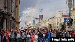 Minsk, ýüzlerçe demonstrant ilki meýdança toplanyp, soň Garaşsyzlyk meýdanyna tarap ýöriş etdi. 27-nji awgust, 2020.