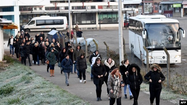 Një grup serbësh nga Kosova duke shkuar në një qendër votimi në qytetin jugor serb të Rashkës, afër kufirit me Kosovën, më 17 dhjetor 2023, gjatë zgjedhjeve parlamentare dhe lokale në Serbi.