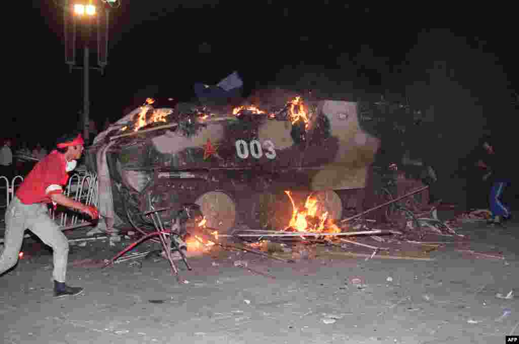 În noaptea de 3 iunie, militarii au început să avanseze împotriva protestatarilor cu tancuri și vehicule blindate. În această fotografie, elevii au dat foc unui transportor blindat de personal, în 4 iunie.