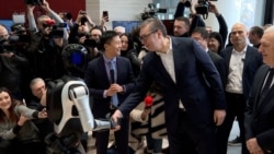 Predsednik Srbije se rukuje sa humanoidnim robotom u Kineskom kulturnom centru u Beogradu, 2. februara 2026. 