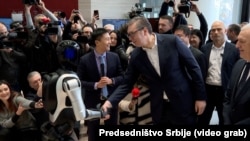 Vučić na prezentaciji humanoidnog robota sa predstavnicima kineskih kompanija Minth Grupa i AGIBOT Innovation u Kineskom kulturnom centru u Beogradu, 2. februar 2026.