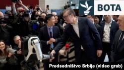 Presidenti i Serbisë, Aleksandar Vuçiq, shtrëngon duart me një robot humanoid në Qendrën Kulturore Kineze në Beograd, më 2 shkurt 2026.