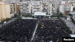 Поддръжници на Хизбула на митинг в знак на солидарност с Иран в Бейрут, Ливан, 1 март 2026 г., след като американски и израелски удари убиха иранския върховен лидер аятолах Али Хаменей.