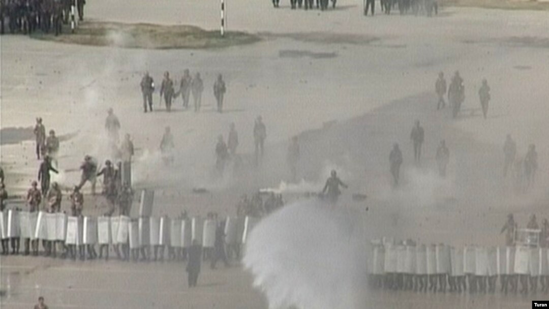 Polis mümkün iğtişaşlara qarşı təlim keçir, 2005