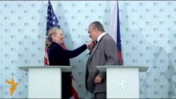 Clinton u Pragu lobira za američku nuklearnu firmu 