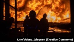 მაშველები ოდესის ოლქში რუსული დარტყმის შემდეგ გაჩენილ ხანძარს აქრობენ.