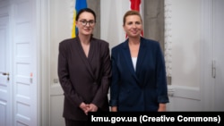 Юлія Свириденко (ліворуч) також розповіла Метте Фредріксен про результати переговорів у Вашингтоні