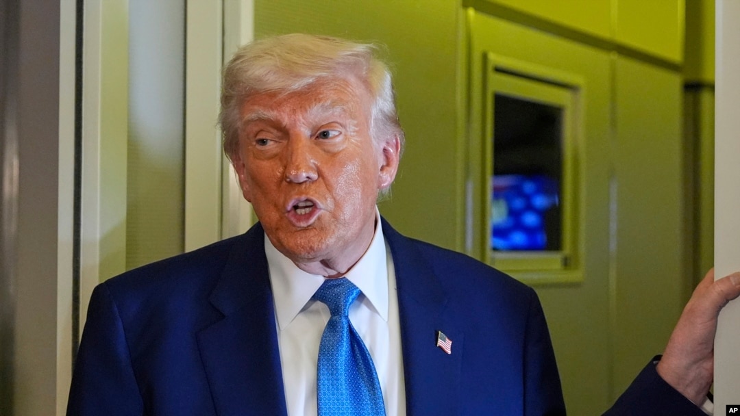 Președintele american Donald Trump vorbește în Air Force One, la Aeroportul Internațional Abu Dhabi înainte de plecarea de vineri, 16 mai 2025, din Emiratele Arabe Unite.