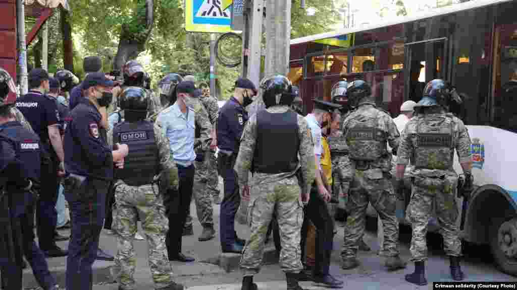 В отдел полиции, где удерживают задержанных возле здания ФСБ, пропустили адвоката Назима Шейхмамбетова