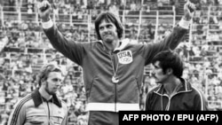 Bruce Jenner (középen) 1976-os montreáli olimpián.