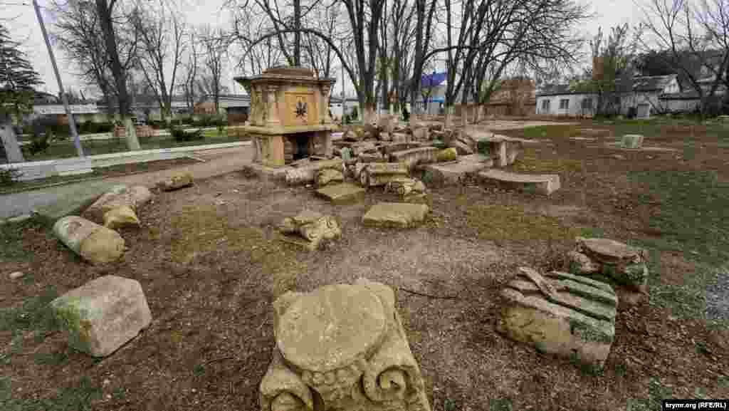 Фрагменты памятника в центре детского парка &laquo;Таш-Хан&raquo;