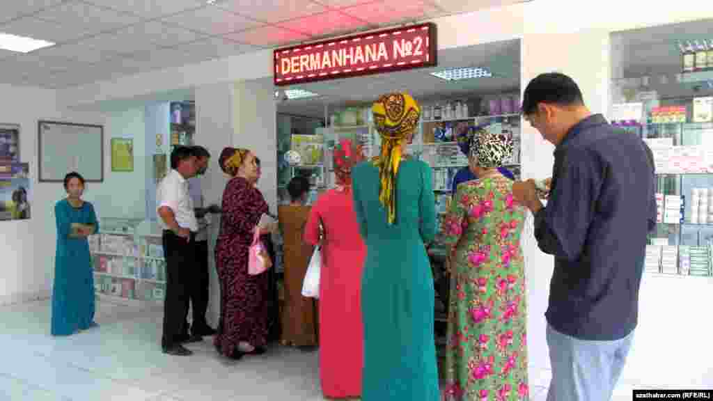 Aşgabadyň dermanhanalarynyň birinde nobata duran ýaşaýjylar.