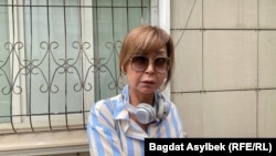 Гульнара Бажкенова перед зданием суда в Алматы. 2 июля 2026 года