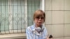 Гүлнәр Бажкенова сот ғимараты алдында журналистердің сұрақтарына жауап беріп тұр. 2 шілде 2026 жыл. 