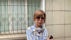 Гүлнәр Бажкенова сот ғимараты алдында журналистердің сұрақтарына жауап беріп тұр. 2 шілде 2026 жыл. 