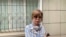 Гүлнәр Бажкенова сот ғимараты алдында журналистердің сұрақтарына жауап беріп тұр. 2 шілде 2026 жыл. 