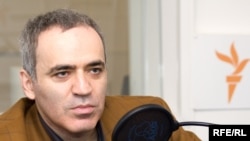 Harri Kasparov «Wall Street Journal»da məqaləsində Rusiyadakı vəziyyətdən yazır