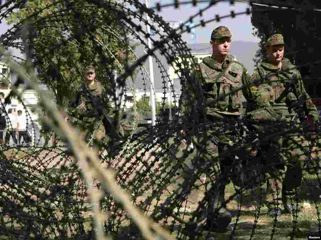 Kosovo - Njemački vojnici KFOR-a u Mitrovici, 05.10.2011. Foto: Reuters / Hazir Reka 