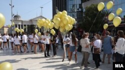 Волонтери пуштија петстотини златни балони во чест на децата кои се лекуваат од рак.